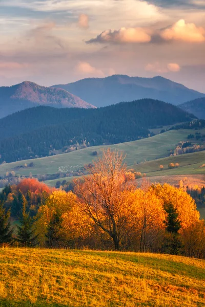 Paisagem montanhosa ao pôr do sol no outono . — Fotografia de Stock