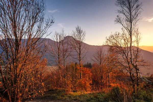 Paesaggio montano al tramonto in autunno . — Foto Stock