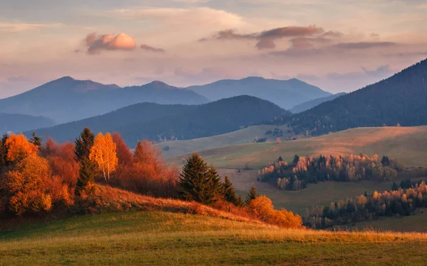 Paisaje de montaña al atardecer en otoño . —  Fotos de Stock