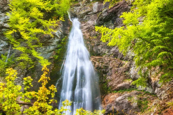 Mocný vodopád v Sutovo na Slovensku. — Stock fotografie