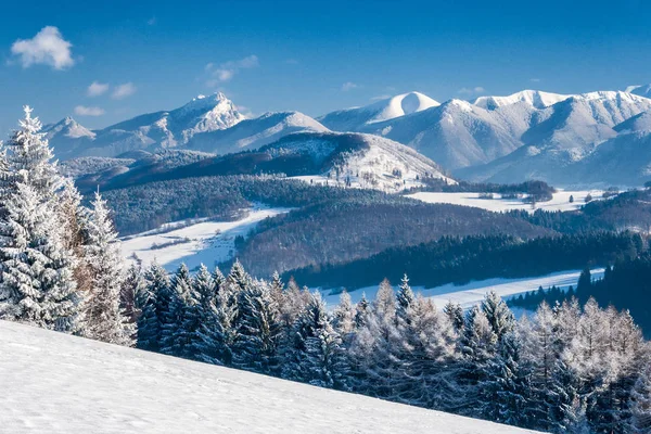 Snöiga landskap med berg på solig dag. — Stockfoto