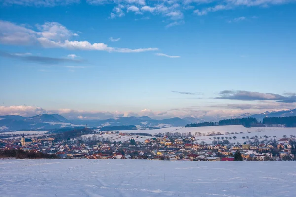 Paisagem de inverno nevado com a aldeia de Rosina perto da cidade de Zilina . — Fotografia de Stock