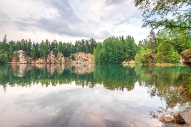 Tabiatı Adrszpach kumtaşı ocağı sular altında.