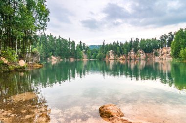 Tabiatı Adrszpach kumtaşı ocağı sular altında.