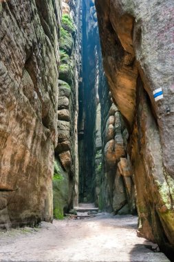 Geçit aracılığıyla kayalık gorge.