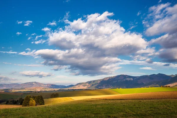 Piedmont τοπίο με λιβάδια το πρωί φως το φθινόπωρο. — Φωτογραφία Αρχείου