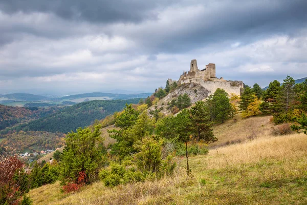 Cachtice castle with surrounding landscape in autumn time. — Stock Photo, Image