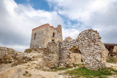 Cachtice şatosu sonbaharda çevresini saracak..