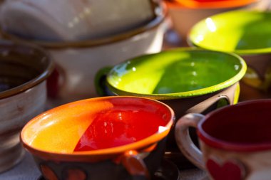 Renkli seramik kaseler.