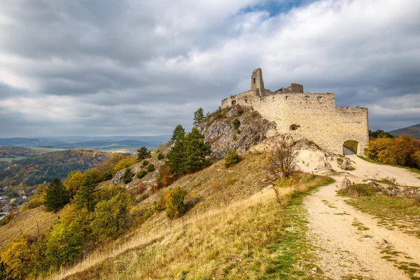 Čachtický hrad s okolní krajinou v podzimním čase. — Stock fotografie