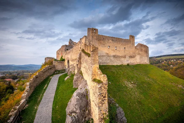 Medieval castle Beckov in autumn landscape at sunset, Slovakia. — Stock Photo, Image