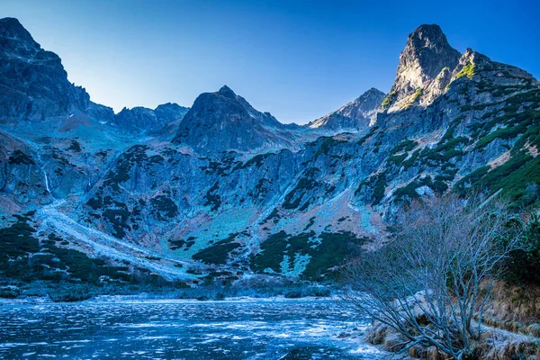 Valle congelado de la montaña a finales del otoño . —  Fotos de Stock