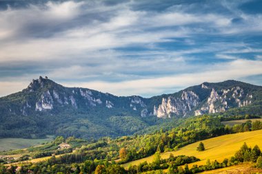 Sulov 'daki dağlar Slovakya' daki Doğa Rezervleri 'ni kayalar..