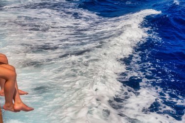 Gemi seyahati sırasında tekneden ayaklar yukarıda..