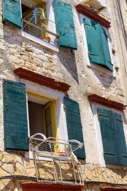 Gaios liman kasabasında dar bir sokakta eski bir evin cephesi.