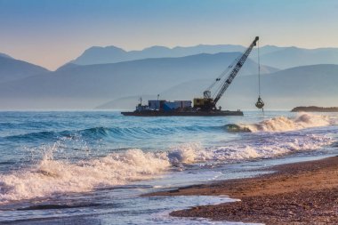 Deniz kazıcısı sahili ayarlıyor.