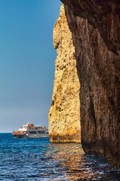 Crucero por la isla de Paxos con cuevas marinas . — Foto de Stock