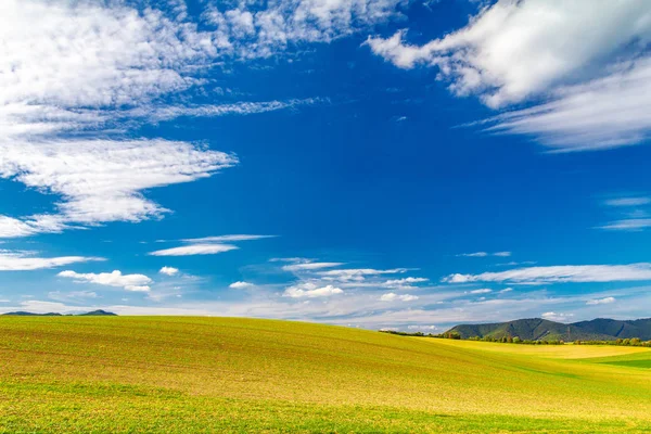Vidéki táj, kék égbolt és felhők. — Stock Fotó