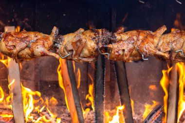 Açık ateşte kızarmış tavuk..