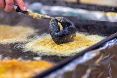 Patatesli krep pişiriyorum..