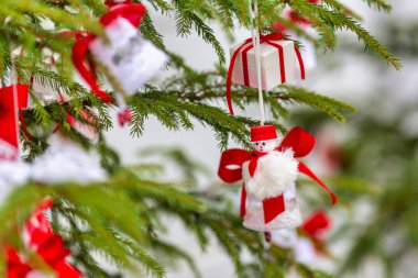 Noel ağacındaki süsler.