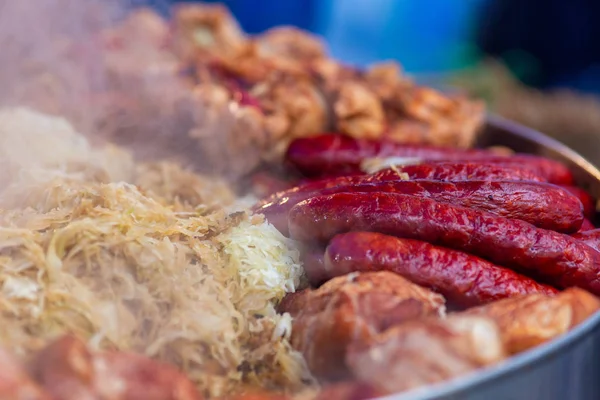 キャベツと焼きソーセージと豚肉. — ストック写真