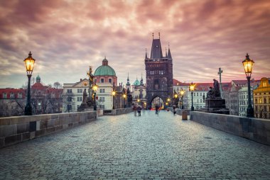 Charles Köprüsü 'nde sabahın erken saatlerinde lambalar yandı..