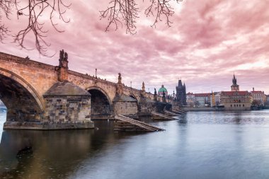 Charles Köprüsü ve Vltava 'daki eski şehrin tarihi binaları.