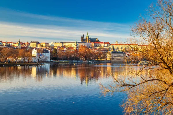 Pražský hrad nad Vltavou při západu slunce, Česká republika. — Stock fotografie
