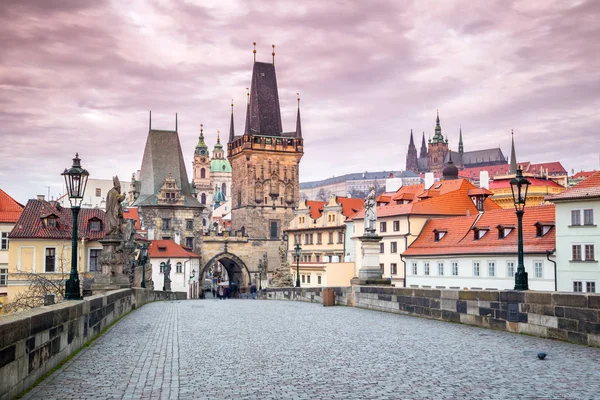 Torre da Ponte da Cidade Menor na Ponte Charles em Praga com castelo . — Fotografia de Stock