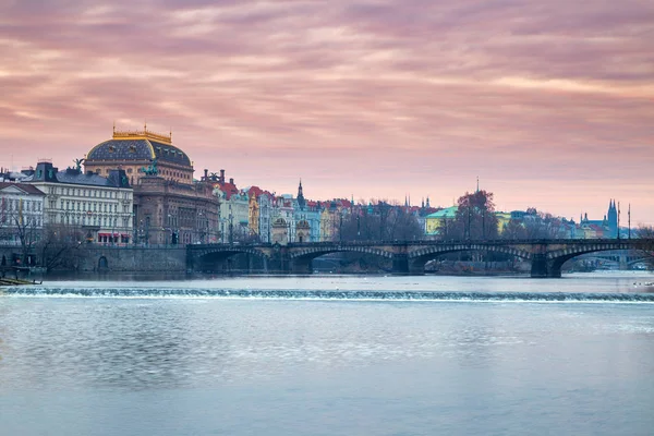 Edifícios históricos com o Teatro Nacional no rio Vltava . — Fotografia de Stock