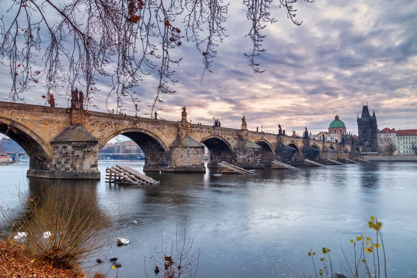 Карлов мост и исторические здания старого города на Влтаве . — стоковое фото