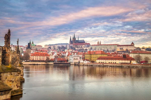 Castelul Praga și podul Charles deasupra râului Vltava dimineața . — Fotografie, imagine de stoc