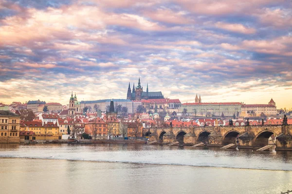 Castillo de Praga y puente de Carlos sobre el río Moldava por la mañana . — Foto de Stock