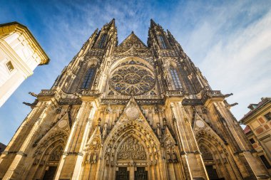 Prag Kalesi 'ndeki St. Vitus Katedrali' nin ana kapısı..