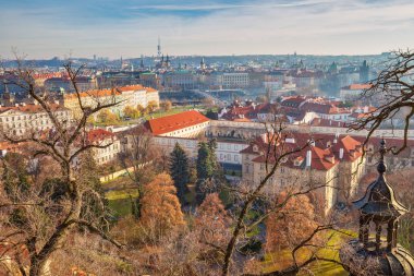Çek Cumhuriyeti 'nin Prag' daki Küçük Şehir 'de gün doğumunda Skyline görünümü.