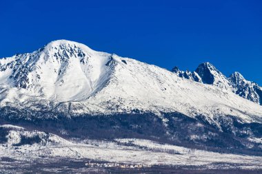 Karlı Dağları ile peyzaj görünümünü.