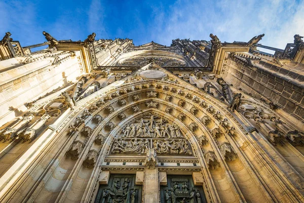 Prag 'daki St. Vitus Katedrali' nin ana kapısı.