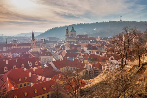 Çek Cumhuriyeti 'nin Prag' daki Küçük Şehir 'de gün doğumunda Skyline görünümü. — Stok fotoğraf