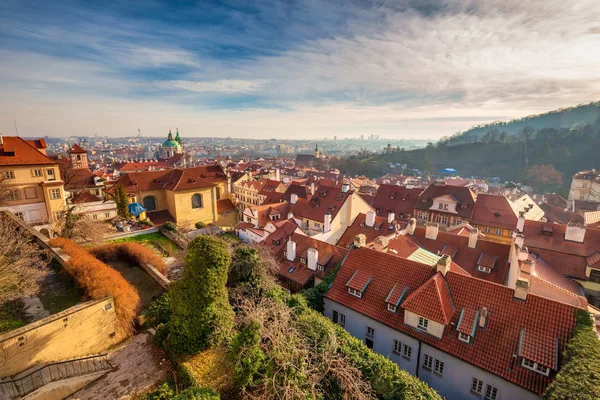 Çek Cumhuriyeti 'nin Prag' daki Küçük Şehir 'de gün doğumunda Skyline görünümü.