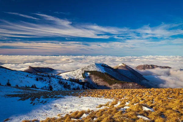 Paisaje montañoso invernal en un día soleado con niebla en los valles — Foto de Stock