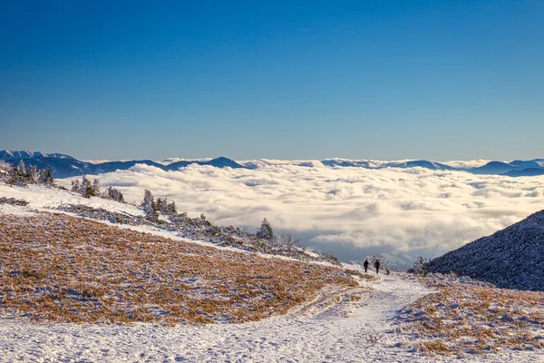 Paisaje montañoso invernal en un día soleado con niebla en los valles — Foto de Stock