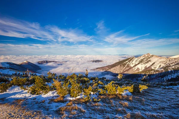 Paisaje montañoso invernal en un día soleado con niebla en los valles — Foto de Stock