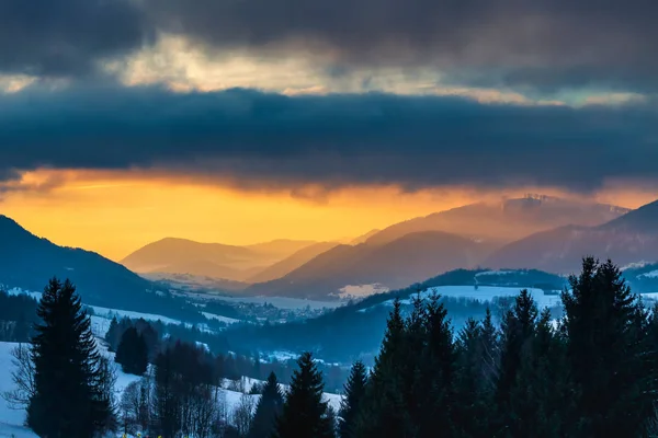 Paesaggio montano invernale al tramonto . — Foto Stock