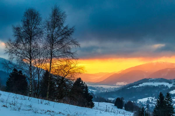 Paesaggio montano invernale al tramonto . — Foto Stock