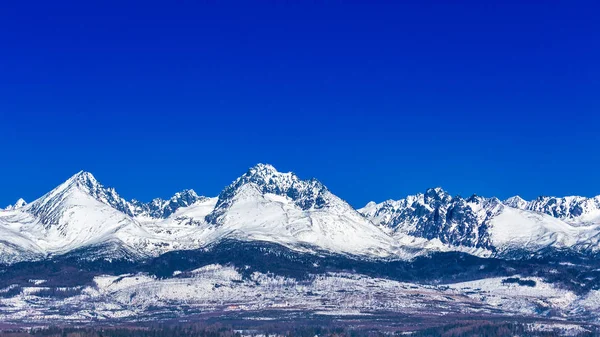 Vista del paisaje con montañas nevadas . —  Fotos de Stock