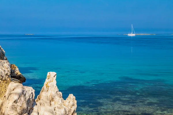 Sailing boat on the peaceful Adriatic Sea. — Stock Photo, Image