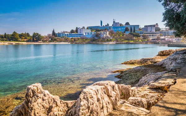 Villaggio turistico nella verde laguna vicino alla città di Parenzo . — Foto Stock