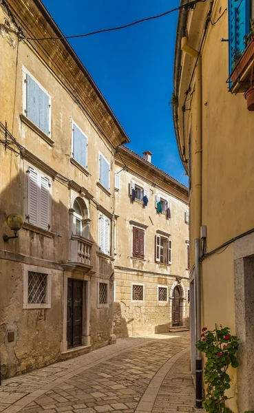 Architektur der Gebäude auf den Straßen von Porec, Kroatien. — Stockfoto