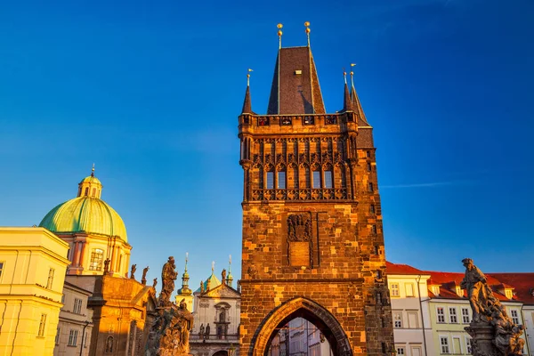 Torre da Ponte da Cidade Velha na Ponte Charles em Praga . — Fotografia de Stock